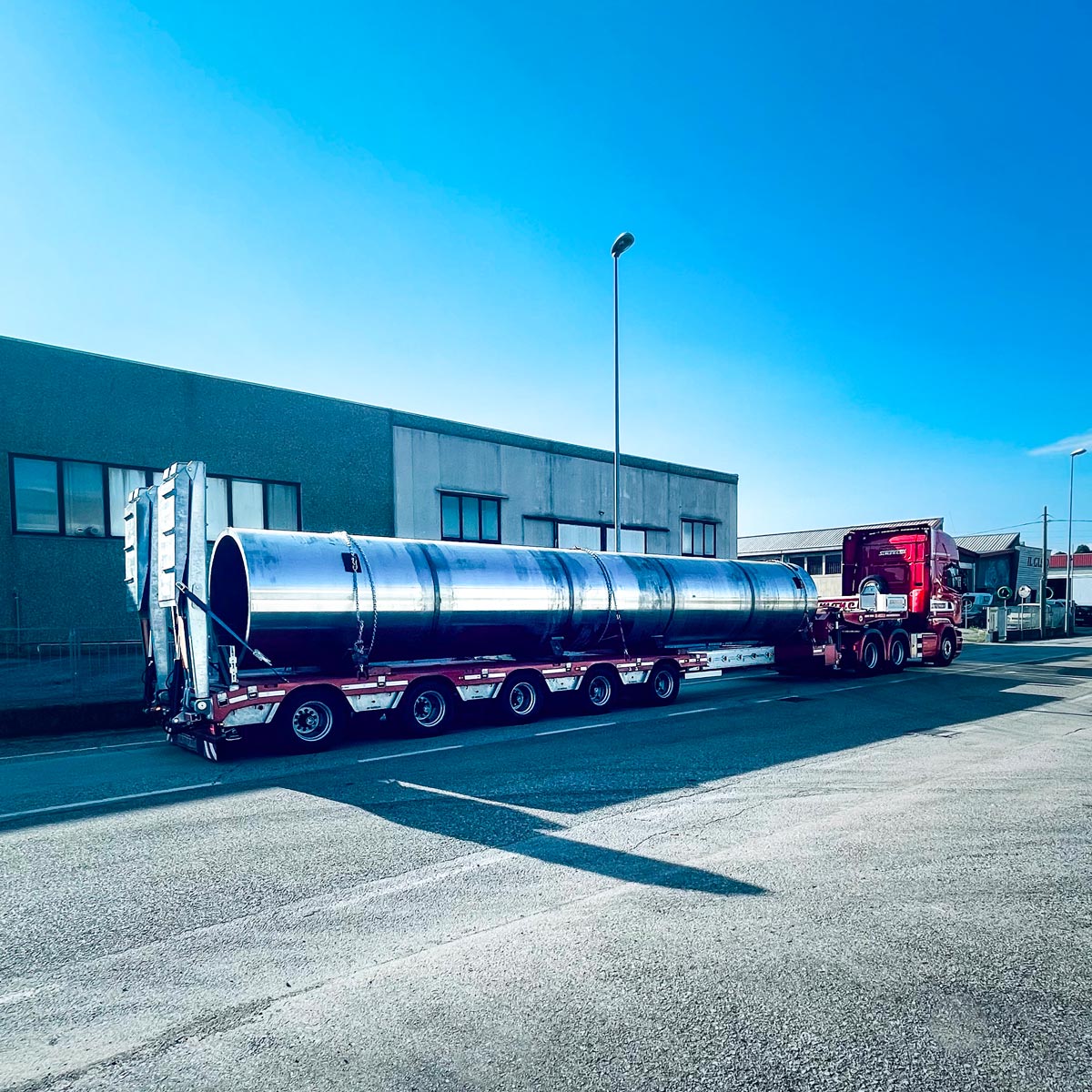 fase di trasporto di una virola in acciaio calandrato